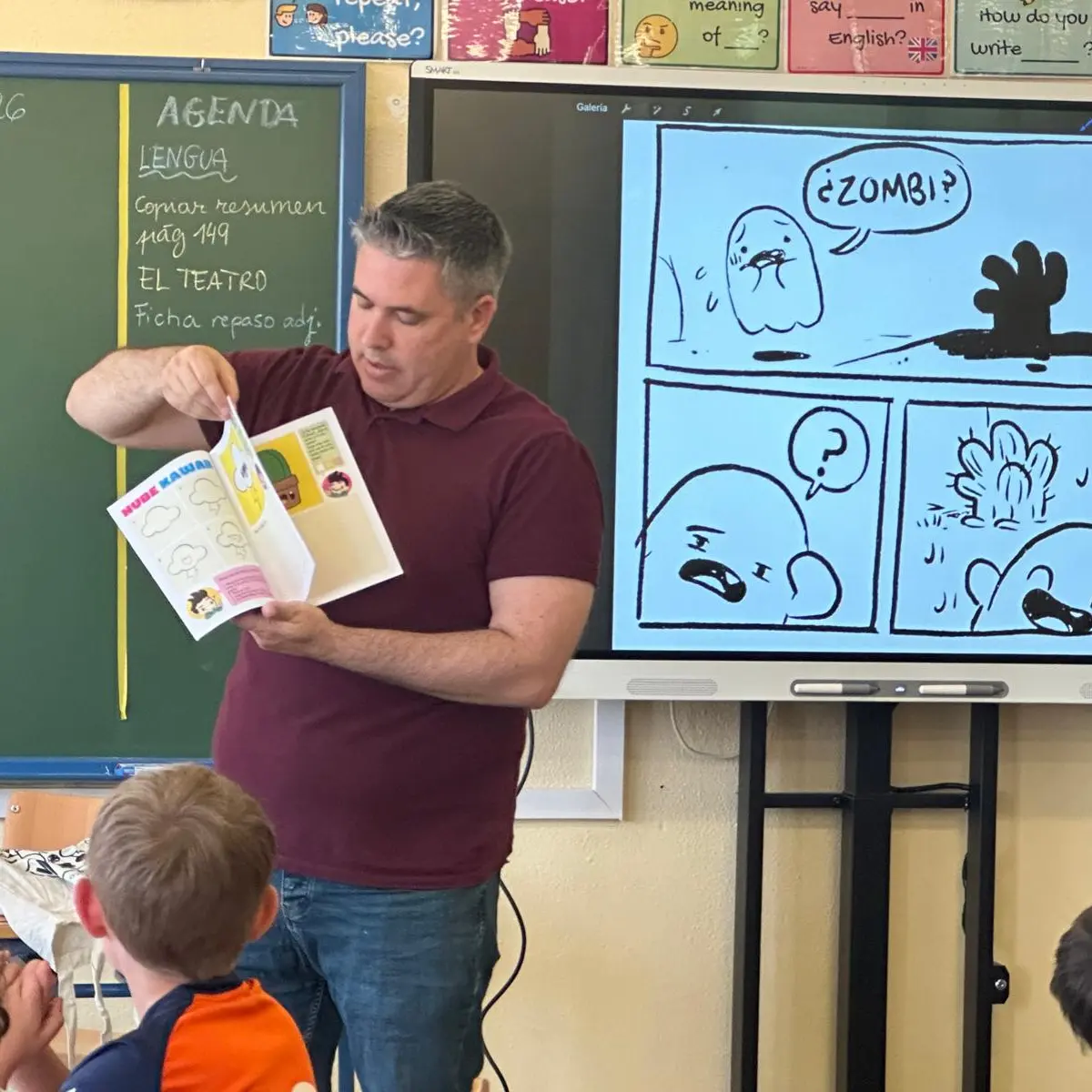 Jape impartiendo un taller de cómic mientras el alumnado dibuja